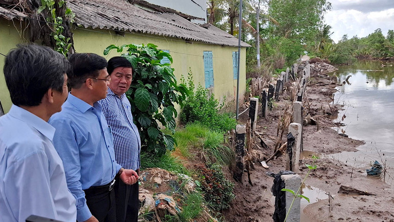 Chủ tịch Ủy ban nhân dân thị xã Giá Rai Đỗ Minh Thắng (thứ ba, từ trái sang) cùng lãnh đạo ngành chức năng tỉnh Bạc Liêu kiểm tra, chỉ đạo khắc phục sạt lở ven sông.