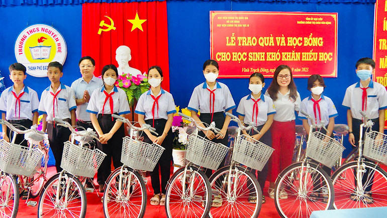 Lãnh đạo thành phố Bạc Liêu trao tặng xe đạp những học sinh khó khăn, hiếu học.