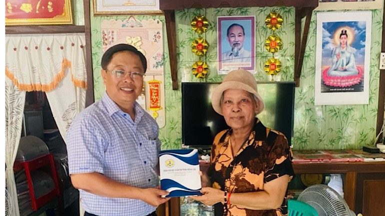 Thầy giáo Trần Bằng Phi, Trưởng phòng Giáo dục-Đào tạo thành phố Bạc Liêu thăm, chúc Tết cô Trần Thị Lê (dân tộc Khmer), nguyên Hiệu trưởng trường tiểu học Lê Lợi, xã Vĩnh Trạch Đông, thành phố Bạc Liêu.