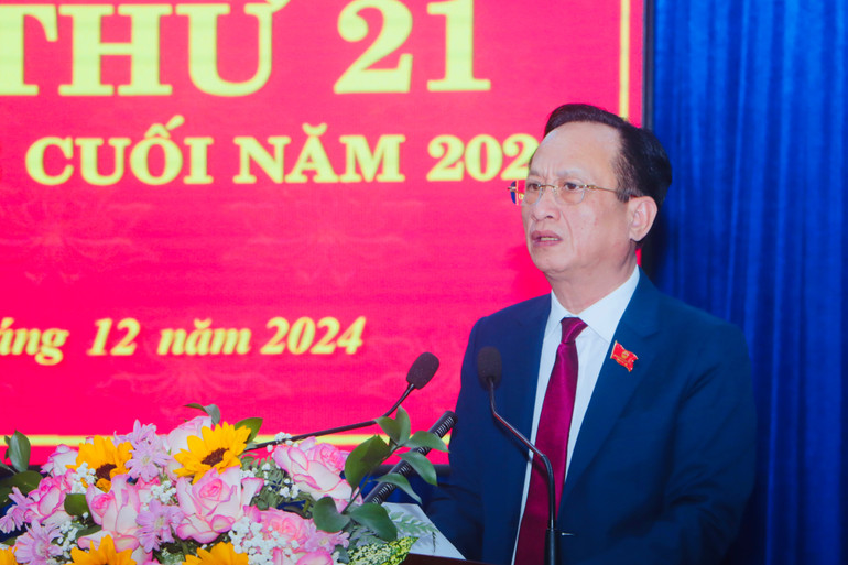 Chủ tịch Ủy ban nhân dân tỉnh Bạc Liêu Phạm Văn Thiều báo cáo tóm tắt tình hình phát triển kinh tế-xã hội của tỉnh trong năm 2024.