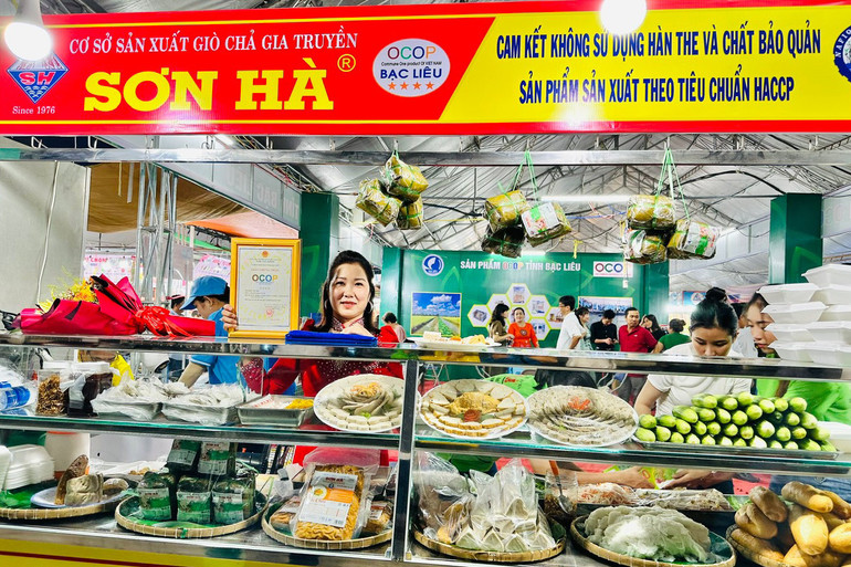 Nhiều sản phẩm OCOP của Bạc Liêu tham gia các Hội chợ, được nhiều khách hàng trong và ngoài nước biết đến. (Ảnh: TRỌNG DUY)