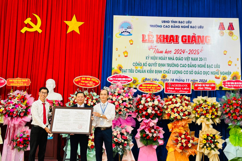 Tiến sĩ Nguyễn Thanh Sang, Hiệu trưởng Trường cao đẳng Nghề Bạc Liêu đón nhận quyết định của cơ quan có thẩm quyền công nhận Nhà trường đạt tiêu chuẩn kiểm định chất lượng cơ sở giáo dục nghề nghiệp. (Ảnh: TRỌNG DUY)