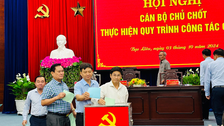 Các đồng chí trong Ban Thường vụ Tỉnh ủy Bạc Liêu tham gia bỏ phiếu. (Ảnh: TRỌNG DUY)