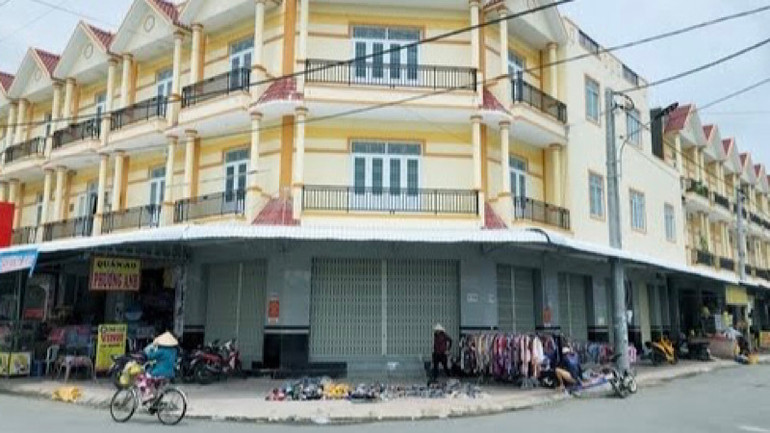 Dự án khu thương mại Hộ Phòng, xảy ra nhiều sai phạm nghiêm trọng, khiến nhiều cán bộ lãnh đạo của tỉnh Bạc Liêu và thị xã Giá Rai bị kỷ luật.