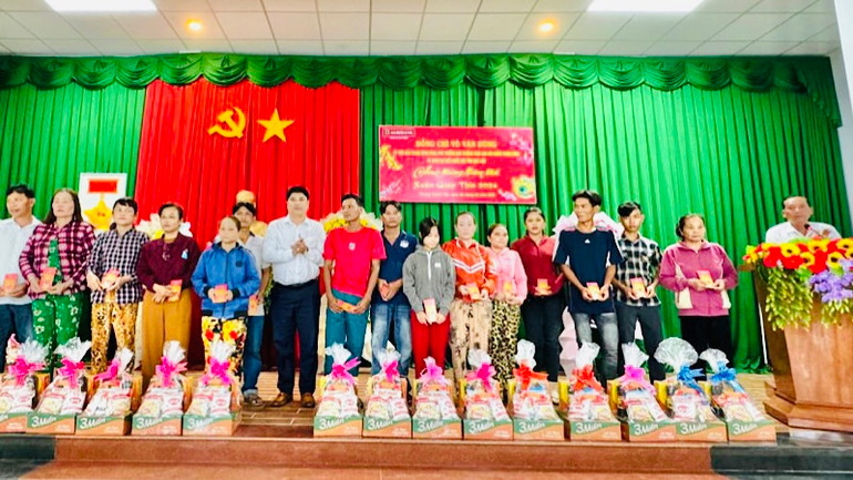 Giám đốc Ngân hàng Nông nghiệp và Phát triển nông thôn chi nhánh Bạc Liêu Dương Quốc Sử trao quà Tết cho các hộ chính sách của tỉnh.