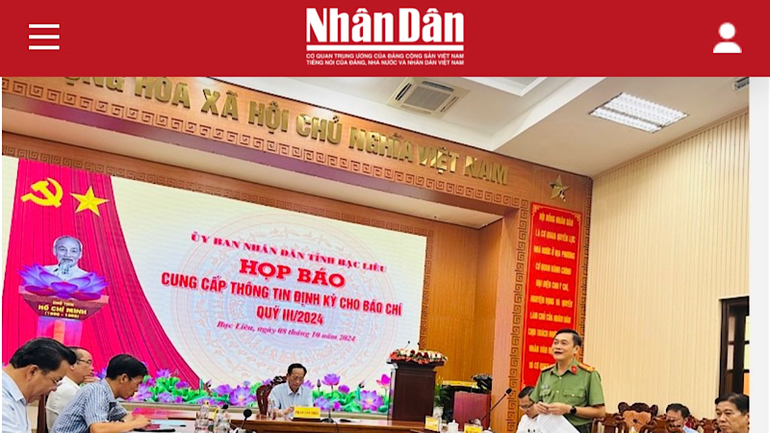 Đồng chí Đại tá Hồ Việt Triều, Giám đốc Công an tỉnh Bạc Liêu, trả lời câu hỏi của đại diện Báo Nhân Dân tại Bạc Liêu về những sai phạm trong việc xây dựng các trạm quan trắc tại địa phương. (Ảnh: TRỌNG DUY)