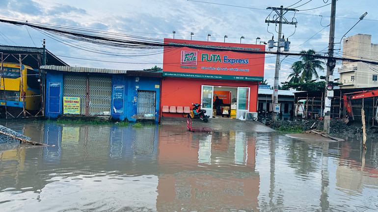 Điểm nhận hàng vận chuyển nhanh của Công ty Phương Trang (cũng tại bến xe Bạc Liêu) bị ngập lụt. Ảnh: TRỌNG DUY