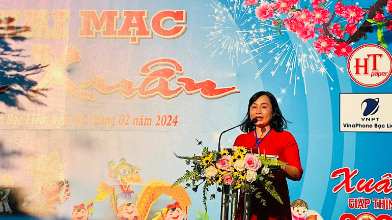 Đồng chí Đỗ Ái Lam, Phó Chủ tịch Ủy ban nhân dân thành phố Bạc Liêu phát biểu tại lễ khai mạc Hội Xuân 2024. (Ảnh: TRỌNG DUY)