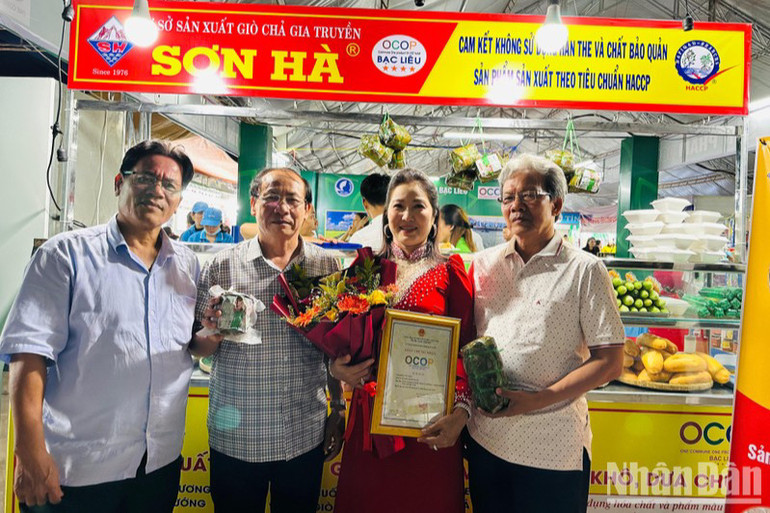 Lãnh đạo tỉnh Bạc Liêu luôn rất quan tâm, khích lệ các doanh nghiệp, các hộ gia đình sản xuất hàng hóa đạt chuẩn OCOP 4 sao. (Ảnh: TRỌNG DUY)