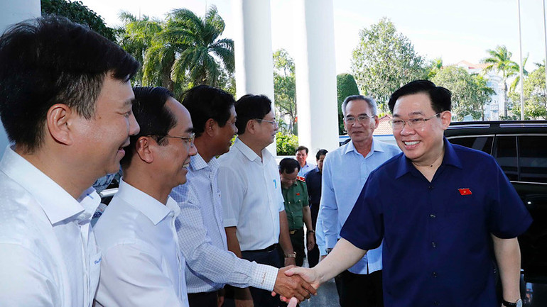 Các đồng chí trong Ban Thường vụ Tỉnh ủy Bạc Liêu đón đồng chí Vương Đình Huệ (Ảnh: NHAN SÁNG)