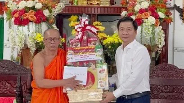 Đồng chí Nguyễn Bình Tân, Trưởng ban Nội chính Tỉnh ủy Bạc Liêu tặng quà và chúc mừng Chủ tịch Hội Đoàn kết sư sãi yêu nước tỉnh Bạc Liêu nhân dịp lễ Sen Dolta của đồng bào Khmer Nam Bộ. Đồng chí Nguyễn Bình Tân, Trưởng ban Nội chính Tỉnh ủy Bạc Liêu tặng quà và chúc mừng Chủ tịch Hội Đoàn kết sư sãi yêu nước tỉnh Bạc Liêu nhân dịp lễ Sen Dolta của đồng bào Khmer Nam Bộ.