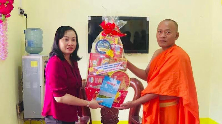 Đồng chí Đỗ Ái Lam, Thường vụ Thành ủy, Phó Chủ tịch Ủy ban nhân dân thành phố Bạc Liêu, tặng quà các vị sư tại các chùa Khmer của thành phố.