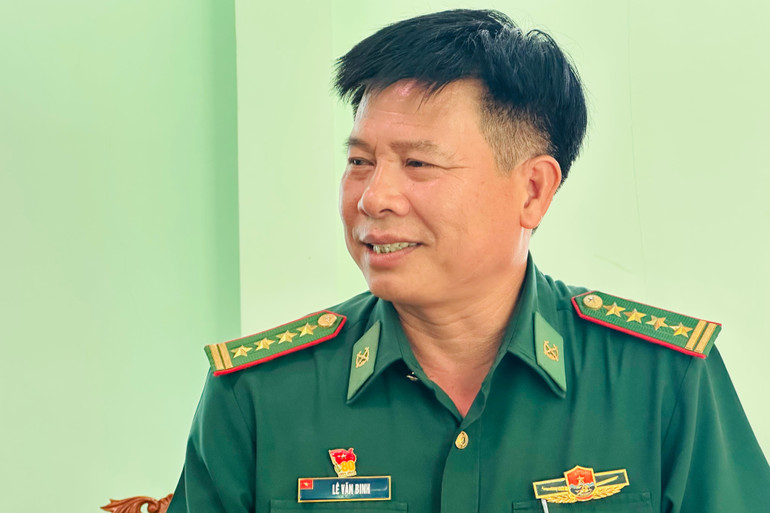 Đại tá Lê Văn Binh, Phó Chỉ huy trưởng, Tham mưu trưởng Bộ Chỉ huy Bộ đội Biên phòng tỉnh Bạc Liêu cảm ơn món quà ý nghĩa của Báo Nhân Dân trao tặng đơn vị. (Ảnh: TRỌNG DUY)