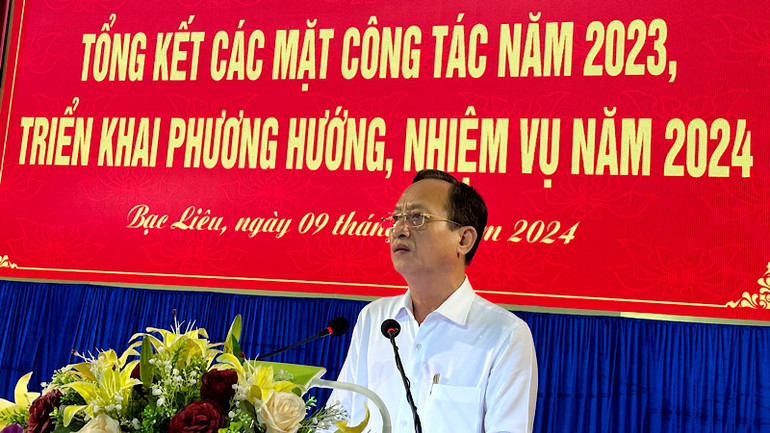 Đồng chí Phạm Văn Thiều, Phó Bí thư Tỉnh ủy, Chủ tịch Ủy ban nhân dân tỉnh Bạc Liêu nêu bật những cố gắng và những thành tựu đạt được và cả những mặt hạn chế của tỉnh trong năm 2023. (Ảnh: TRỌNG DUY)