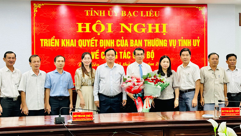 Các đồng chí lãnh đạo tỉnh và lãnh đạo Văn phòng Tỉnh ủy Bạc Liêu chúc mừng đồng chí Hà Tấn Linh được đề bạt, bổ nhiệm giữ chức Chánh Văn phòng Tỉnh ủy. (Ảnh: TRỌNG DUY)