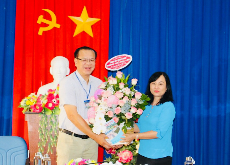 Lãnh đạo Ủy ban nhân dân thành phố Bạc Liêu đến thăm, tặng hoa lãnh đạo Sở Y tế Bạc Liêu nhân dịp kỷ niệm 69 năm Ngày Thầy thuốc Việt Nam. Lãnh đạo Ủy ban nhân dân thành phố Bạc Liêu đến thăm, tặng hoa lãnh đạo Sở Y tế Bạc Liêu nhân dịp kỷ niệm 69 năm Ngày Thầy thuốc Việt Nam.