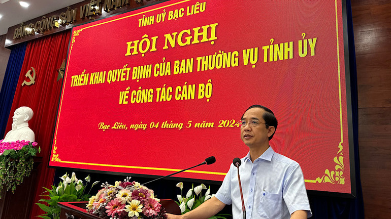 Đồng chí Hồ Thanh Thủy, Trưởng Ban Tổ chức Tỉnh ủy Bạc Liêu triển khai các quyết định của Ban Thường vụ Tỉnh ủy Bạc Liêu về công tác cán bộ. (Ảnh: TRỌNG DUY)