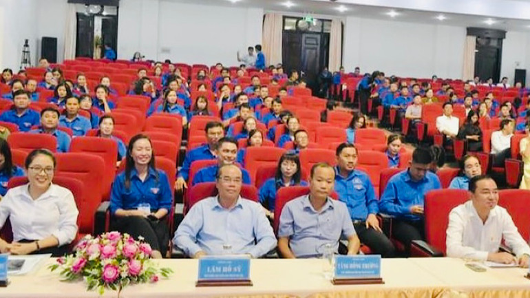 Các vị lãnh đạo và đại biểu dự đại hội.