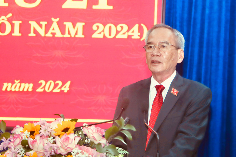 Bí thư Tỉnh ủy, Chủ tịch Hội đồng nhân dân tỉnh Bạc Liêu Lữ Văn Hùng phát biểu tại kỳ họp.