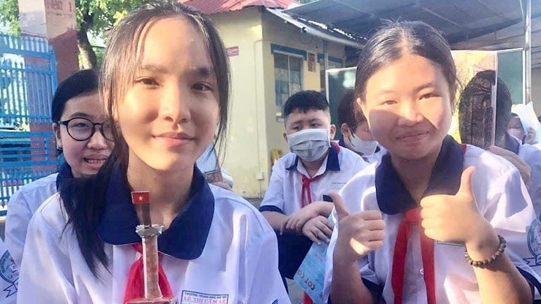 Các em học sinh cắt, ghép thành bức tranh panorama Cột cờ Hà Nội rất hấp dẫn, ý nghĩa.