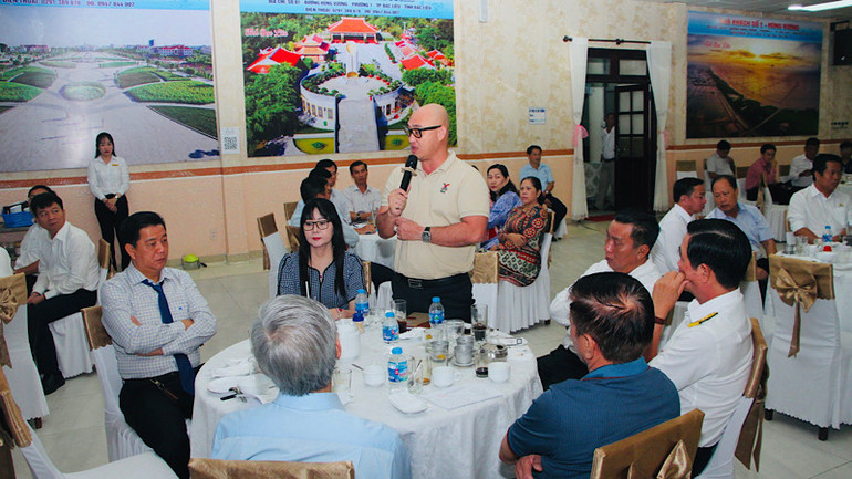 Một số doanh nghiệp phát biểu ý kiến, nêu những khó khăn, vướng mắc cần được Thường trực Tỉnh ủy và Ủy ban nhân dân tỉnh quan tâm tháo gỡ.