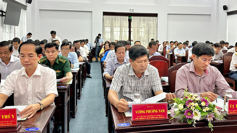 Các đại biểu tập trung nghiên cứu, đóng góp nhiều ý kiến cụ thể, thiết thực. (Ảnh: TRỌNG DUY)