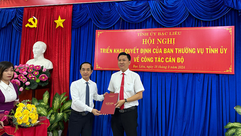 Đồng chí Trưởng Ban Tổ chức Tỉnh ủy Bạc Liêu trao quyết định của Ban Thường vụ Tỉnh ủy Bạc Liêu cho đồng chí Ngô Hiếu Dân giữ chức Phó Bí thư Thành ủy Bạc Liêu. (Ảnh: TRỌNG DUY)