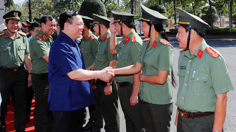 Đồng chí Vương Đình Huệ thăm lực lượng Công an tỉnh Bạc Liêu. (Ảnh: NHAN SÁNG)