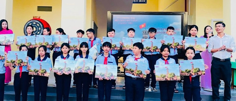 Nhiều học sinh Trường trung học cơ sở Lê Thị Cẩm Lệ rất phấn khởi được tặng phụ san đặc biệt Cột cờ Hà Nội.