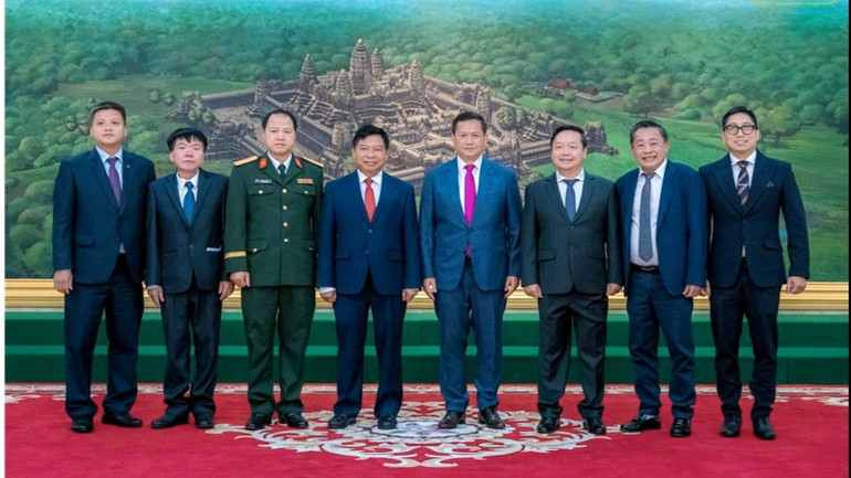 Đại sứ Nguyễn Huy Tăng và các thành viên trong đoàn chụp ảnh lưu niệm với Thủ tướng Campuchia Samdech Moha Borvor Thipadei Hun Manet.