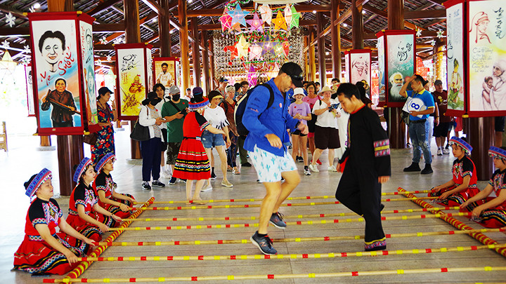 Du khách cùng trải nghiệm nhảy sạp.