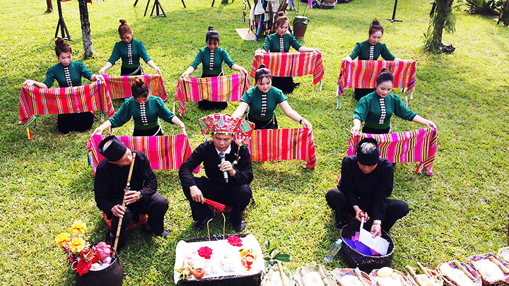 Thực hiện nghi lễ cúng Then.