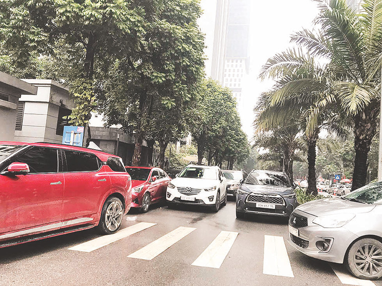 Sáng 13/1, ùn tắc kéo dài dẫn đến nhiều ô-tô dừng chắn hết cả đường đi, gây ảnh hưởng đến nhiều người khác.