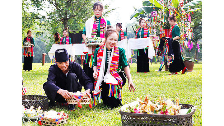 Chuẩn bị các vật phẩm cho lễ Then Kin Pang.