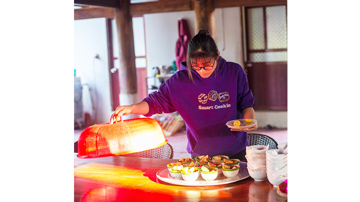 Chuẩn bị bữa ăn cho khách lưu trú.