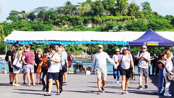 Khách du lịch khám phá văn hóa, đời sống người dân.