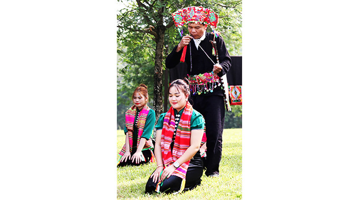 Nghi lễ “Điểm con nuôi” cầu xin sức khỏe, bình yên.