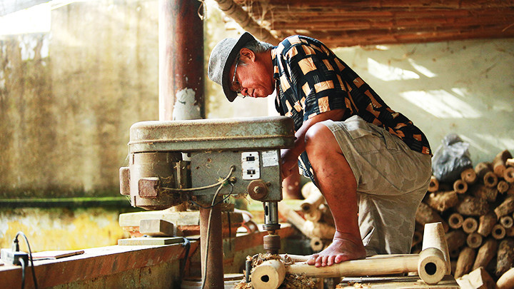 Ông Phan Văn Chánh chế tác bàn ghế gốc tre.
