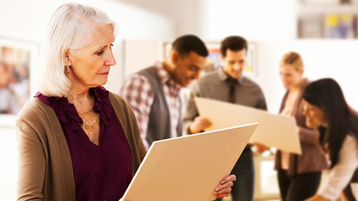 Nhiều lao động lớn tuổi tại Mỹ có học vấn cao. Ảnh: CNN