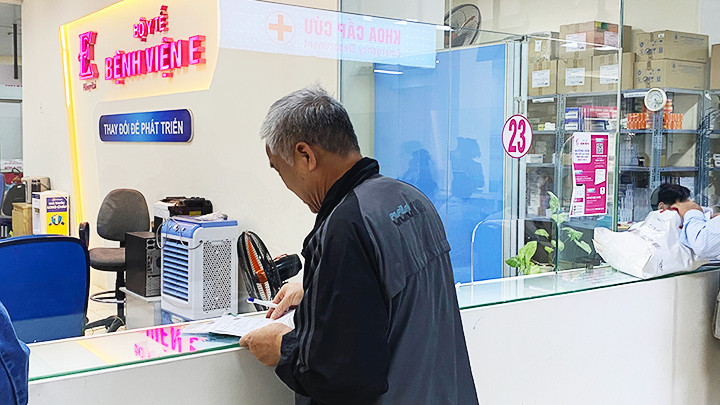 Người bệnh làm thủ tục thanh toán khám, chữa bệnh bằng thẻ BHYT tại Bệnh viện E.