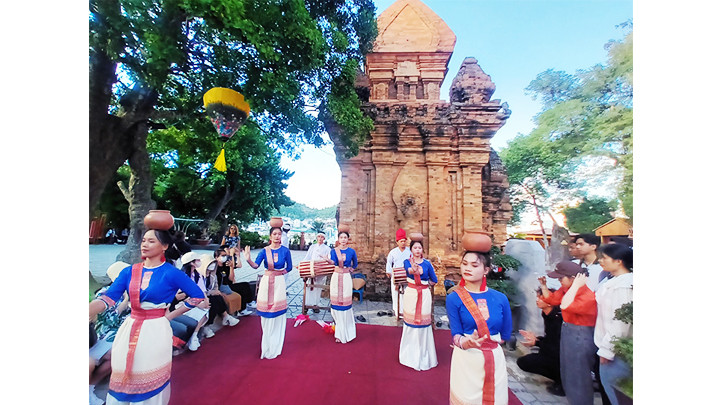 Điệu múa của dân tộc Chăm.