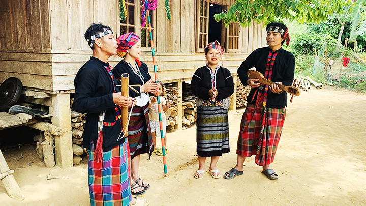 Sắc mầu trang phục xưa vẫn được đồng bào sử dụng trong đời sống văn hóa, xã hội hôm nay.