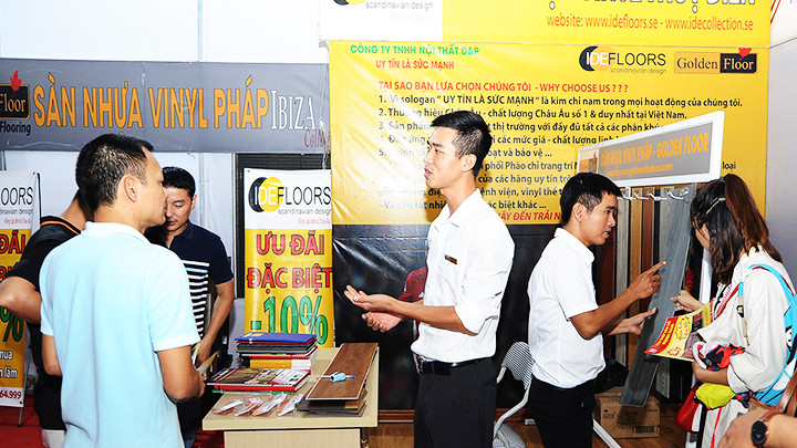 Sản phẩm của doanh nghiệp đầu tư nước ngoài được giới thiệu với khách hàng. Ảnh: SONG ANH