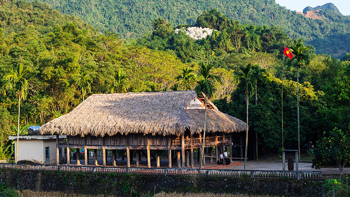 Nhà văn hóa xã nơi thường xuyên tiếp đón, phục vụ các đoàn khách tham quan.