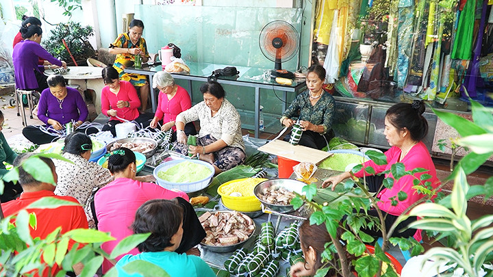 Góc nhà bà Bên những ngày tháng Chạp luôn rộn ràng tiếng cười với các hoạt động gói bánh trao tặng người khó khăn.