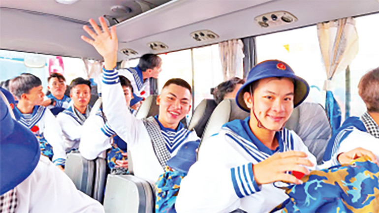 Các tân binh phấn khởi lên đường nhập ngũ.