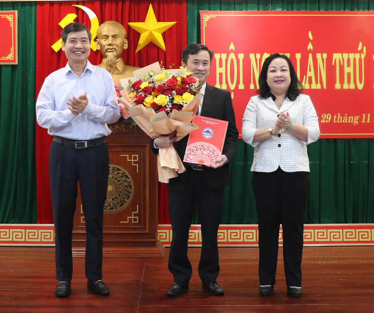 Thường Trực Tỉnh ủy Phú Yên trao quyết định của Ban Bí thư Trung ương Đảng cho đồng chí Trần Huy Đức.