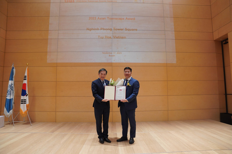 Chủ tịch UBND TP Tuy Hòa Cao Đình Huy nhận giải Cảnh quan đô thị châu Á năm 2023 cho công trình quảng trường Tháp Nghinh Phong, được tổ chức tại Hàn Quốc. (Ảnh: CTV) Chủ tịch UBND TP Tuy Hòa Cao Đình Huy nhận giải Cảnh quan đô thị châu Á năm 2023 cho công trình quảng trường Tháp Nghinh Phong, được tổ chức tại Hàn Quốc. (Ảnh: CTV)