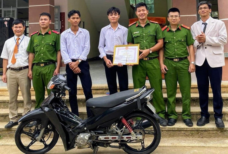 Đại diện Công an Thị trấn Hai Riêng và Trường Trung học phổ thông Nguyễn Du trao giấy khen cho em Kpắ Y Sem và trả lại xe máy bị trộm cho em Kso Y Thai