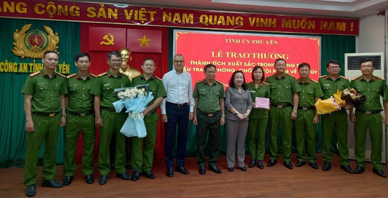 Thường trực Tỉnh ủy Phú Yên trao thưởng cho Công an Phú Yên về thành tích xuất sắc trong đấu tranh phá vụ án ma túy lớn nhất từ trước tới nay trên địa bàn.